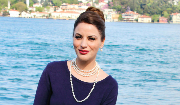 Şarkıcı Zara yeni imajıyla bambaşka biri oldu!