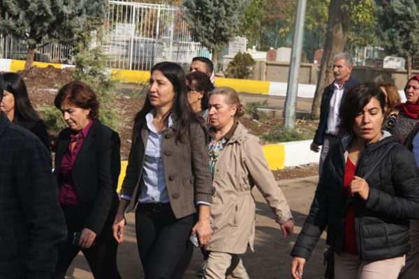hdp-sirnak-milletvekili-birlik-pkk-li-teroristin-cenazesine-katildi-10219396