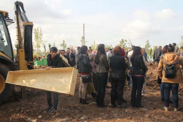 hdp-sirnak-milletvekili-birlik-pkk-li-teroristin-cenazesine-katildi-10219400
