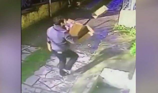 Balondan sonra şimdi de kutuyla şov yapan adam &ccedil;ıktı! / VİDEO