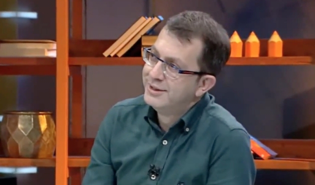 G&uuml;neş gazetesi yayın y&ouml;netmeni Turgay G&uuml;ler "İzmir Marşı" okudu, Twitter'da "Trend topic" oldu! / VİDEO
