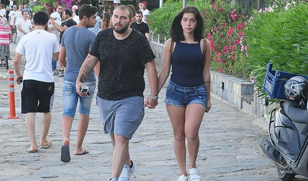 &Ouml;yk&uuml; &Ccedil;elik sevgilisiyle T&uuml;rkb&uuml;k&uuml;'nde!