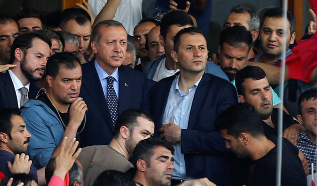 "Yaşa Recep Tayyip Erdoğan yaşa / Adın yazılacak m&uuml;cevher taşa..."
