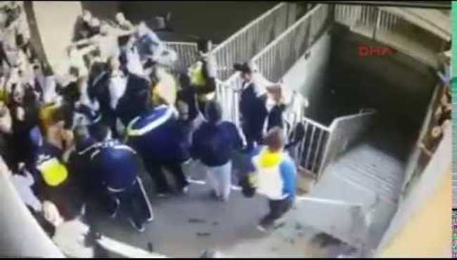 Derbide trib&uuml;nde 1 kişinin bı&ccedil;aklandığı kavga kamerada