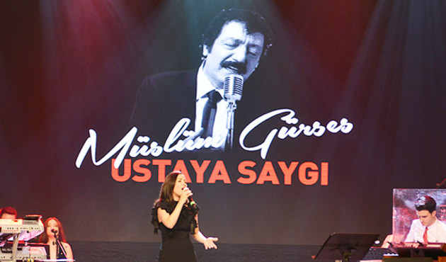 M&uuml;sl&uuml;m G&uuml;rses'i anma gecesinde duygu dolu anlar!