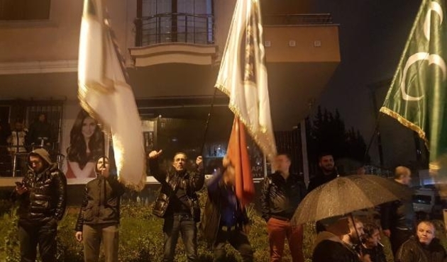 Beyaz Tv &ouml;n&uuml;nde K&uuml;tahyalı protestosu/VİDEO...