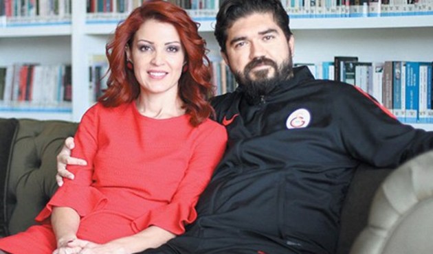 Boşnak halkı i&ccedil;in ağza alınmayacak s&ouml;zler sarfeden Rasim Ozan K&uuml;tahyalı&rsquo;nın eşi sessizliğini koruyor.Peki Nagehan Al&ccedil;ı kimdir?