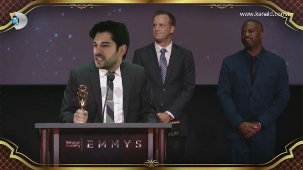 burak-ozcivit-emmy-odulleri-beyaz-show-24-kasim-2017_10104443-12340_1280x720
