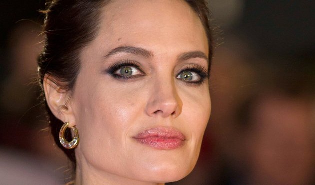 Angelina Jolie'ye benzemek i&ccedil;in estetik oldu, insanlıktan &ccedil;ıktı!