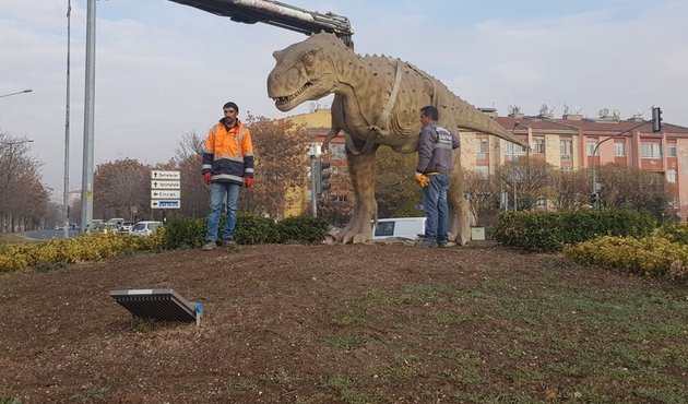 Melih G&ouml;k&ccedil;ek'in dinozoru kaldırıldı!
