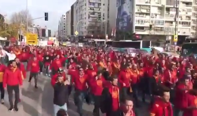 Galatasaray taraftarı Ali Sami Yen Sokak'tan yola &ccedil;ıktı! / VİDEO