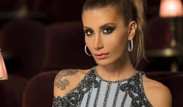 İrem Derici kendisinden 4 yaş k&uuml;&ccedil;&uuml;k oyuncuyla aşk yaşıyor!
