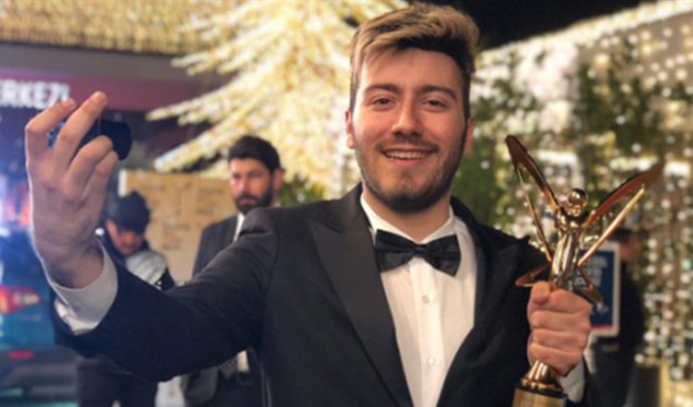 Altın Kelebek'te &ouml;d&uuml;l alan Enes Batur kimdir?
