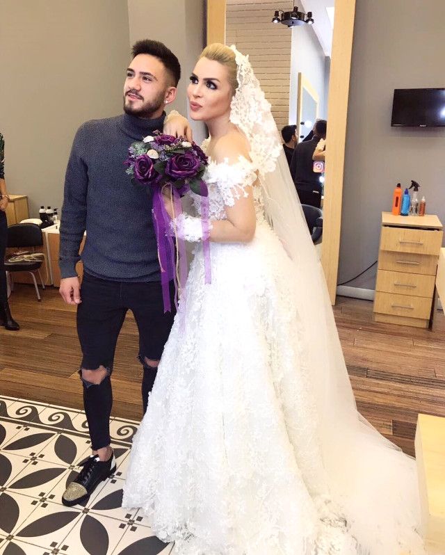 selin-cigerci-ve-futbolcu-aski-gokhan-cira-el-ele-10338245_5599_m