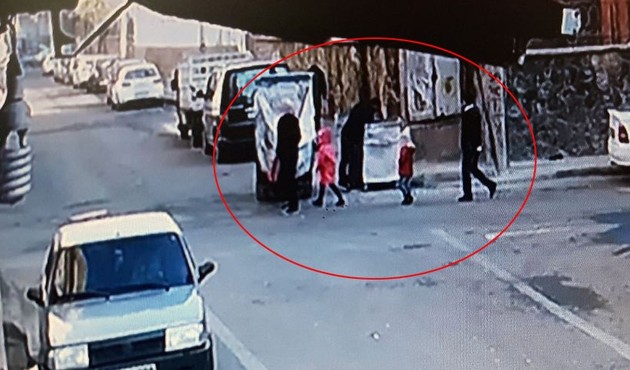 Hamile kadını &ccedil;ocuklarının yanında taciz etti, tepki g&ouml;r&uuml;nce silah &ccedil;ekti... / VİDEO