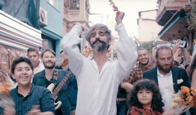 Manuş Baba şarkısının &ccedil;alıntı olduğu iddialarına cevap verdi!