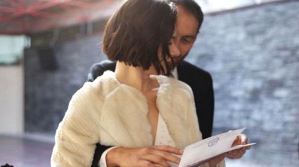 guzel-oyuncu-safak-pekdemir-evlendigini-sosyal-10393127_1018_m_1