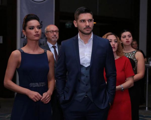 guzel-oyuncu-safak-pekdemir-evlendigini-sosyal-10393127_9763_m
