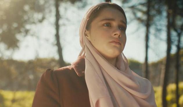 İstediği gibi giyinemeyen Miray Daner g&ouml;ğ&uuml;slerini k&uuml;&ccedil;&uuml;ltecek!