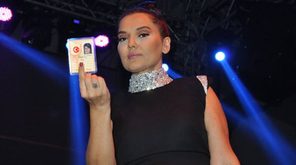 demet-akalin-hayranina-7-bin-liralik-cizme-10396275_6062_m