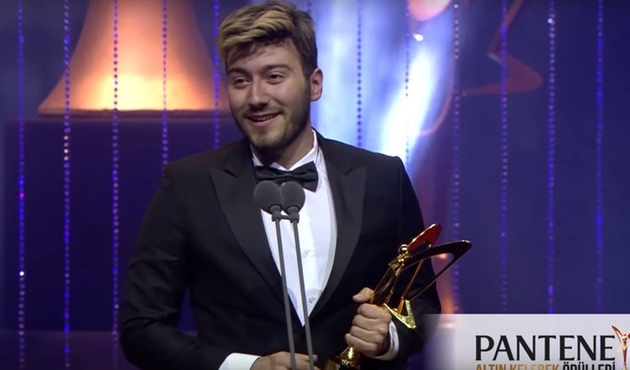 Enes Batur'un &ouml;d&uuml;l&uuml; geri alındı..