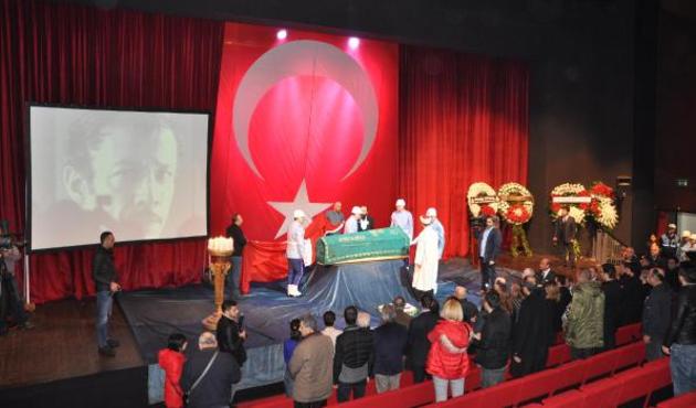 M&uuml;nir &Ouml;zkul i&ccedil;in duygusal anma t&ouml;reni...