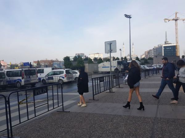 polis-memurunun-elini-isiran-unlu-oyuncu-feyza-10430565_657_m