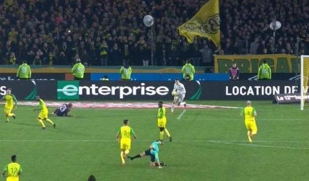 Nantes PSG ma&ccedil;ının son dakikasında akılalmaz olay! / VİDEO
