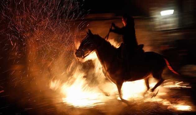 Atlar ateşten atlatılarak arındırıldı!