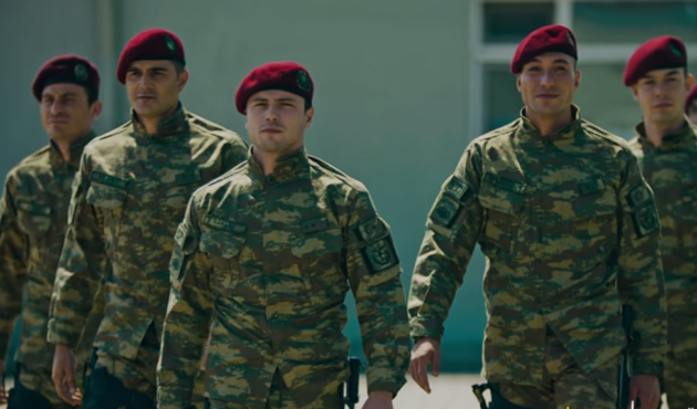 'S&ouml;z' dizisinin yakışıklı oyuncusu sevgilisiyle yakalanınca &ccedil;ıldırdı!