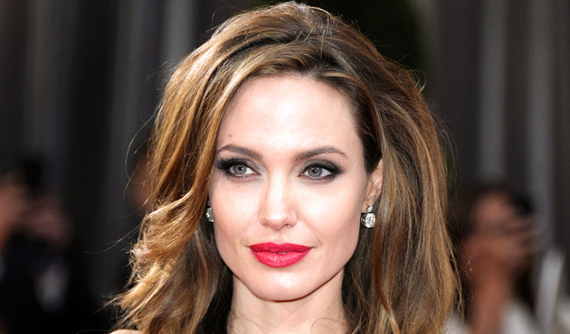 Depresyonda sanılan Angelina Jolie o şarkıcıyla aşk yaşıyor!