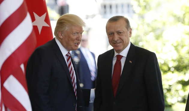 T&uuml;rkiye'nin bir kolundan Rusya diğer kolundan ABD &ccedil;ekiyor...