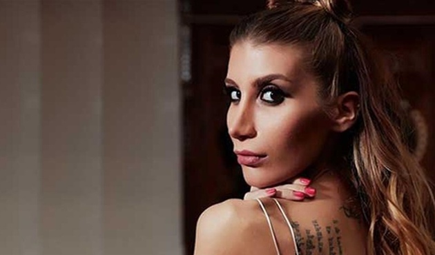 İrem Derici sahneye alkoll&uuml; m&uuml; &ccedil;ıktı?