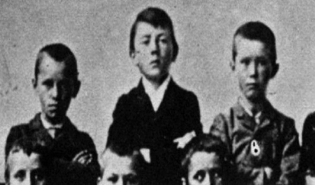 Bu &ccedil;ocuk milyonlarca insanın &ouml;l&uuml;m&uuml;nden sorumlu!