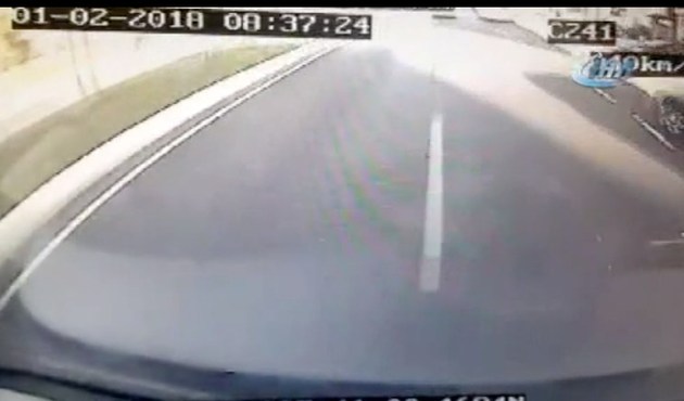 &Uuml;sk&uuml;dar'da 3 kişinin &ouml;l&uuml;m&uuml;ne neden olan otob&uuml;s kazası kamerada / VİDEO