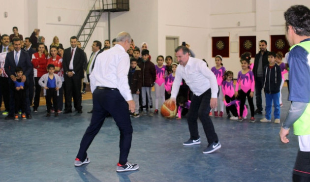 Bakan Osman Aşkın Bak basketbolda h&uuml;nerlerini sergiledi! /VİDEO