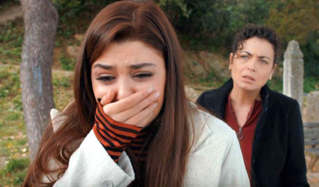 Hande Er&ccedil;el h&uuml;srana uğradı!