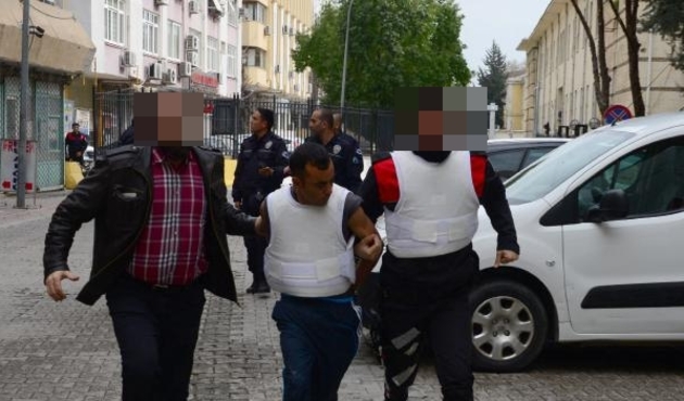 3 yaşındaki &ccedil;ocuğun yanında &ccedil;ırıl&ccedil;ıplak yakalandı...