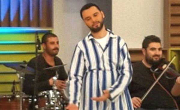 ece-erken-pijama-giyip-totem-yapti-alisan-gibi-10562320_841_m