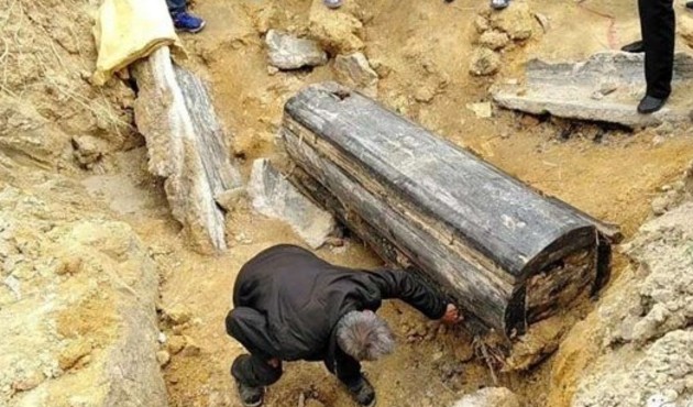 Tabutun i&ccedil;inden &ccedil;ıkanlar dehşete d&uuml;ş&uuml;rd&uuml;!