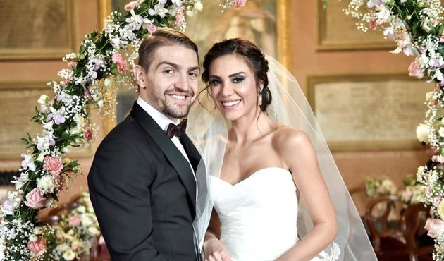 Caner Erkin eşi Ş&uuml;kran Ovalı'ya 9 milyon TL'lik jest!