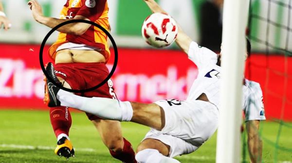 gsarayli_futbolcunun_gobegi_tepki_cekti_1519801608_7405