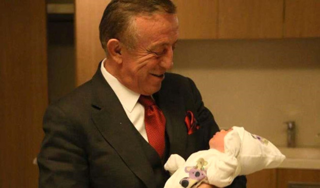 Ali Ağaoğlu dede oldu! Doğum hediyesi dudak u&ccedil;uklattı