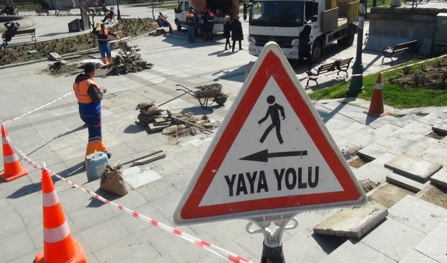 Kep&ccedil;eler ve iş makineleri Gezi Parkı'nda