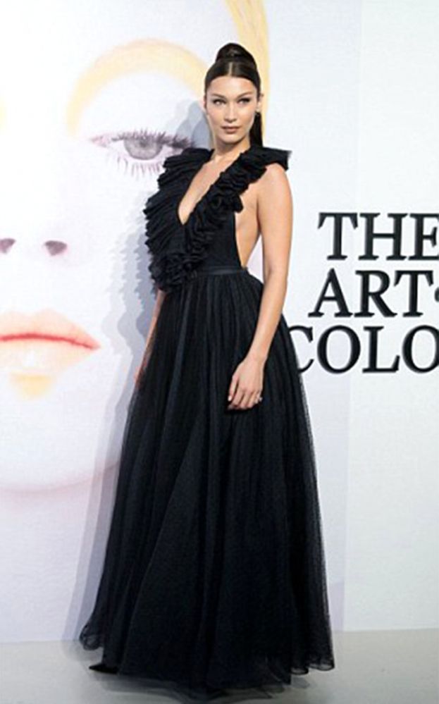 unlu-model-bella-hadid-sirti-komple-acik-10686039_9426_m