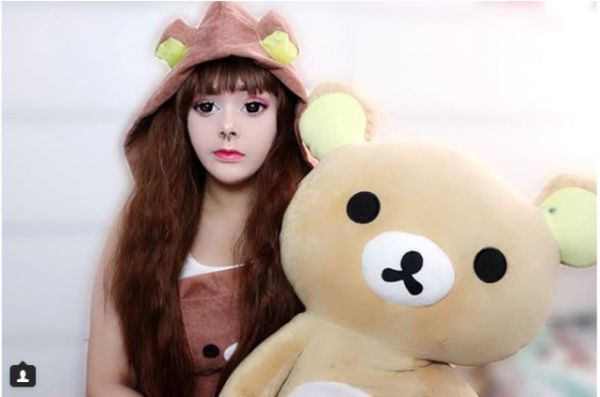 genc-kiz-kendisini-oyuncak-bebege-donusturdu-10687771_9001_m