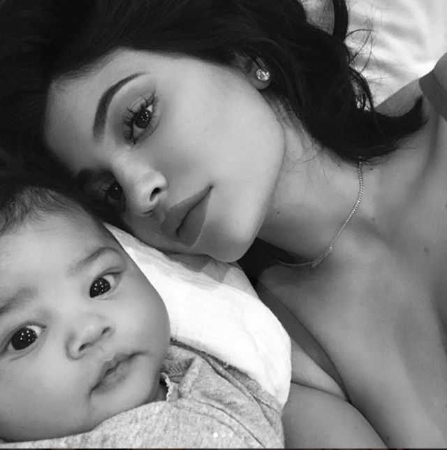 kylie-jenner-7-haftalik-kiziyla-ilk-fotografini-10689896_3170_m