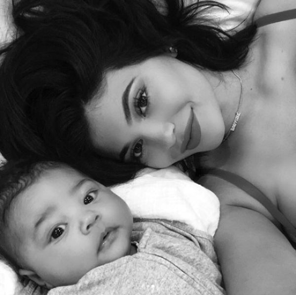 kylie-jenner-7-haftalik-kiziyla-ilk-fotografini-10689896_7052_m