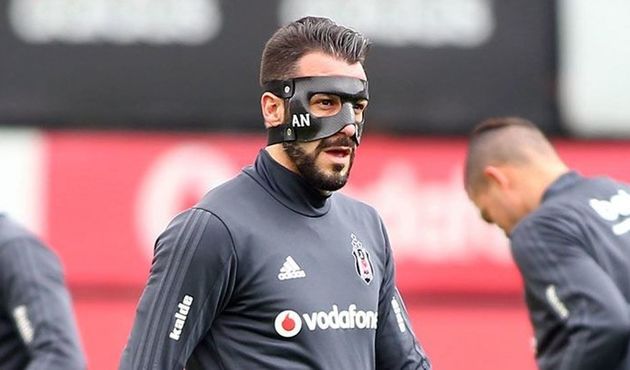 Negredo, maske ile oynayacak!