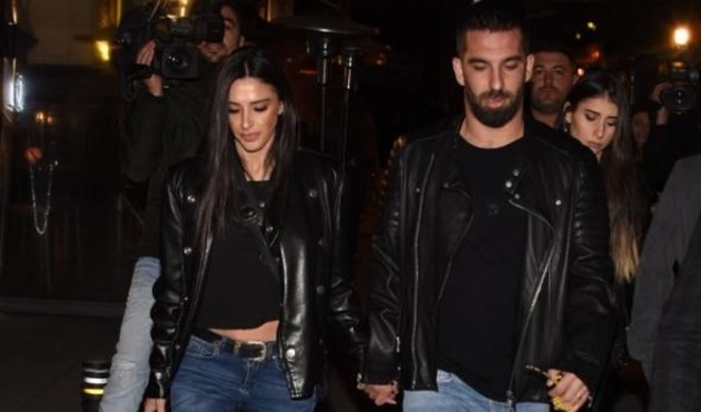 Arda Turan'dan gazeteciye: Senin kafanı g&ouml;z&uuml;n&uuml; kırarım!